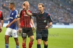 1. BL - Saison 2015/2016 - Schalke 04 - FC Ingolstadt 04 -  Tobias Levels (#28 FC Ingolstadt 04) mit der Leistung des Schiedsrichter nicht zufrieden - Foto: Jürgen Meyer