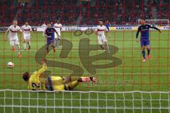 1. Bundesliga - Fußball - VfB Stuttgart - FC Ingolstadt 04 - Mathew Leckie (7, FCI) vtrifft beim Elfmeter nur den Torwart Torwart Przemyslaw Tyton (22 Stuttgart)