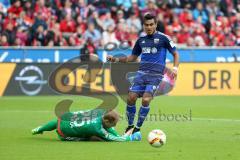 1. Bundesliga - Fußball - Bayer 04 Leverkusen - FC Ingolstadt 04 - Darío Lezcano (37, FCI) überlistet Torwart Kresic, Dario (Leverkusen 25) und flankt zu Mathew Leckie (7, FCI) Tor 0:1