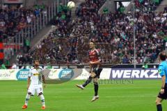 1. Bundesliga - Fußball - Borussia Mönchengladbach - FC Ingolstadt 04 - Mathew Leckie (7, FCI) beim Kopfball. Raffael (11, Mönchengladbach) schaut zu. Foto: Adalbert Michalik