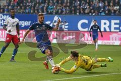 1. Bundesliga - Fußball - Hamburger SV - FC Ingolstadt 04 - Lukas Hinterseer (16, FCI) und Torwart Adler, René (15 HSV) fängt