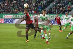 1. Bundesliga - Fußball - VfL Wolfsburg - FC Ingolstadt 04 -  Ball verfehlt das Tor Marvin Matip (34, FCI) und Robin Knoche (Wolfsburg 31)