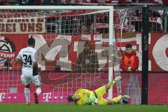 1. Bundesliga - Fußball - FCBayern - FC Ingolstadt 04 - Torwart Ramazan Özcan (1, FCI) fängt den Ball