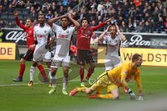 1. Bundesliga - Fußball - Eintracht Frankfurt - FC Ingolstadt 04 - Tor Chance verpasst Marvin Matip (34, FCI) Elias Kachunga (25, FCI) Moritz Hartmann (9, FCI) und Torwart Lukáš Hrádecký (1 Frankfurt) am Boden