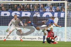 1. BL - Saison 2015/2016 - Schalke 04 - FC Ingolstadt 04 -  Moritz Hartmann (#9 FC Ingolstadt 04) - Benedikt Höwedes (4, Schalke) - Foto: Jürgen Meyer