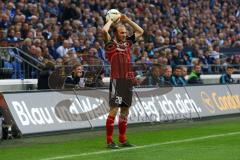 1. Bundesliga - Fußball - FC Schalke 04 - FC Ingolstadt 04 - Tobias Levels (28, FCI) beim Einwurf. Foto: Adalbert Michalik