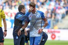 1. Bundesliga - Fußball - TSG 1899 Hoffenheim - FC Ingolstadt 04 - Benjamin Hübner (5, FCI) und Ermin Bicakcic (TSG 4) stoßen zusammen und Ermin Bicakcic (TSG 4) erleidet eine Platzwunde