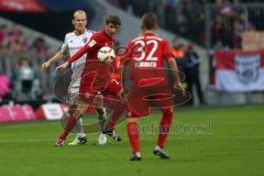 1. Bundesliga - Fußball - FCBayern - FC Ingolstadt 04 - Thomas Müller (25 Bayern) am Ballhinter ihm Tobias Levels (28, FCI)