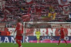 1. Bundesliga - Fußball - FCBayern - FC Ingolstadt 04 - Torwart Ramazan Özcan (1, FCI) vor den Bayern Fans