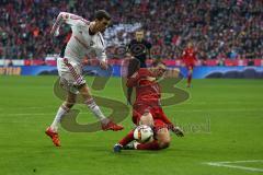 1. Bundesliga - Fußball - FCBayern - FC Ingolstadt 04 - Pascal Groß (10, FCI) kommt an Philipp Lahm (21 Bayern) nicht vorbei