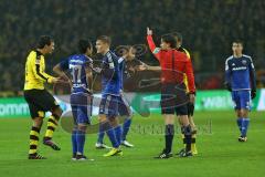 1. Bundesliga - Fußball - Borussia Dortmund - FC Ingolstadt 04 - Torjubel, das keines war, Mats Hummels (BVB 15) mit Eigentor, wurde nicht gegeben. Diskussionen beim Schiedsrichter Benjamin Hübner (5, FCI) Max Christiansen (19, FCI)