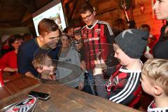 1. Bundesliga - Fußball - FC Ingolstadt 04 - großes Fantreffen in der Stiftlalm am Audi Sportpark - Foto Fan mit Lukas Hinterseer (16, FCI)