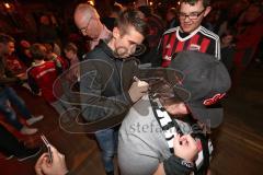 1. Bundesliga - Fußball - FC Ingolstadt 04 - großes Fantreffen in der Stiftlalm am Audi Sportpark - Autogramm von Stefan Lex (14, FCI)