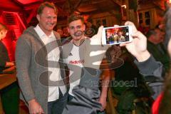 1. Bundesliga - Fußball - FC Ingolstadt 04 - großes Fantreffen in der Stiftlalm am Audi Sportpark - Foto Fan mit Cheftrainer Ralph Hasenhüttl (FCI)