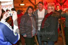 1. Bundesliga - Fußball - FC Ingolstadt 04 - großes Fantreffen in der Stiftlalm am Audi Sportpark - Fan Foto mit Cheftrainer Ralph Hasenhüttl (FCI)