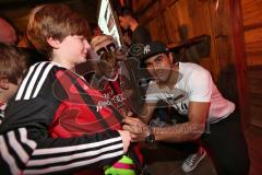 1. Bundesliga - Fußball - FC Ingolstadt 04 - großes Fantreffen in der Stiftlalm am Audi Sportpark - Autogramm von Darío Lezcano (37, FCI)