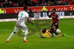 1. Bundesliga - Fußball - FC Ingolstadt 04 - SV Werder Bremen - Marvin Matip (34, FCI) scheitert an Felix Wiedwald. Papy Djilobodji (3, SV Werder Bremen) sichert ab.
