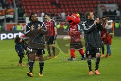 1. Bundesliga - Fußball - FC Ingolstadt 04 - FC Augsburg - Mannschaft feiert Sieg mit Fans. Torschützen Marvin Matip (34, FCI) und Moritz Hartmann (9, FCI)