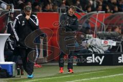 1. Bundesliga - Fußball - FC Ingolstadt 04 - Bayer 04 Leverkusen - nachdenkleich links Co-Trainer Michael Henke (FCI) und Cheftrainer Ralph Hasenhüttl (FCI)