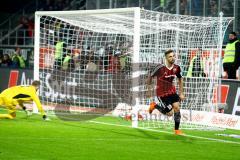 1. Bundesliga - Fußball - FC Ingolstadt 04 - 1. FC Köln - Lukas Hinterseer (16, FCI) schiesst das 1:0. Timo Horn (1, 1. FC Köln) am Boden. Foto: Adalbert Michalik