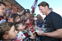 1. Bundesliga - Fußball - FC Ingolstadt 04 - FC Bayern München - Verabschiedung Saisonabschlußfest, Fahnen Schals Jubel Choreo, Autogramme Selfies Cheftrainer Ralph Hasenhüttl (FCI)