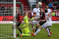 1. Bundesliga - Fußball - FC Ingolstadt 04 - 1. FSV Mainz 05 - Torchance, Torwart Karius, Loris (Mainz 1) am Boden Benjamin Hübner (5, FCI) mitte kommt nicht zum Ball, rechts Bussmann, Gaetan (Mainz 24)