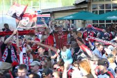 1. Bundesliga - Fußball - FC Ingolstadt 04 - FC Bayern München - Verabschiedung Saisonabschlußfest, Fahnen Schals Jubel Choreo