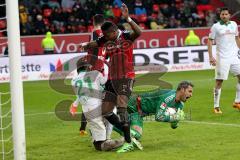 1. Bundesliga - Fußball - FC Ingolstadt 04 - SV Werder Bremen - Torwart Ramazan Özcan (1, FCI) hält den Ball vor Anthony Ujah (21, SV Werder Bremen) fest. Roger de Oliveira Bernardo (8, FCI) und Benjamin Hübner (5, FCI) helfen.