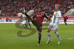 1. Bundesliga - Fußball - FC Ingolstadt 04 - Borussia Mönchengladbach - Darío Lezcano (37, FCI) stoppt den Ball Oscar Wendt (Gladbach 17)