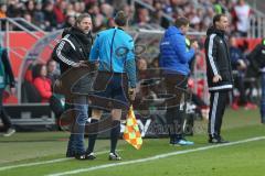 1. Bundesliga - Fußball - FC Ingolstadt 04 - FC Augsburg - Sportdirektor Thomas Linke (FCI)  beim Schiedsrichter