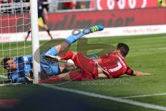 1. Bundesliga - Fußball - FC Ingolstadt 04 - FC Bayern München - Torwart Manuel Neuer (1 Bayern) hält den Ball von Mathew Leckie (7, FCI)