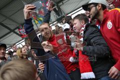 1. Bundesliga - Fußball - FC Ingolstadt 04 - Borussia Mönchengladbach - Sieg Spiel ist aus Fans Jubel, Torschütze Moritz Hartmann (9, FCI) bei den Fans mit Megaphon