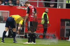 1. BL - Saison 2015/2016 - FC Ingolstadt 04 - Borussia Mönchengladbach - Moritz Hartmann (#9 FC Ingolstadt 04) - Der Schiedsrichter benutzt das Freistossspray - Foto: Meyer Jürgen