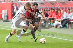 1. Bundesliga - Fußball - FC Ingolstadt 04 - Eintracht Frankfurt - Aleksandar Ignjovski (27 Frankfurt) und rechts Markus Suttner (29, FCI) Zweikampf