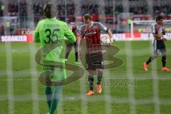 1. Bundesliga - Fußball - FC Ingolstadt 04 - FC Augsburg - Elfmeter Marwin Hitz (FCA 35) und Moritz Hartmann (9, FCI) schießt Tor zum 2:1 für den FCI Tor Jubel