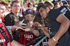 1. Bundesliga - Fußball - FC Ingolstadt 04 - FC Bayern München - Verabschiedung Saisonabschlußfest, Fahnen Schals Jubel Choreo, Autogramme Selfies Darío Lezcano (37, FCI)