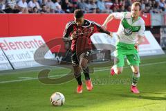 1. Bundesliga - Fußball - FC Ingolstadt 04 - VfL Wolfsburg -  Elias Kachunga (25, FCI) und Maximilian Arnold (Wolfsburg 27)