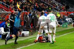 1. Bundesliga - Fußball - FC Ingolstadt 04 - SV Werder Bremen - Lukas Hinterseer (16, FCI) liegt am Boden. Santiago García (2, SV Werder Bremen) und Lukas Fröde (39, SV Werder Bremen) reklamieren.