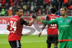 1. Bundesliga - Fußball - FC Ingolstadt 04 - SV Werder Bremen - Marvin Matip (34, FCI) klatscht mit Torwart Ramazan Özcan (1, FCI)  ab