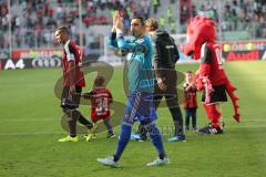 1. Bundesliga - Fußball - FC Ingolstadt 04 - VfL Wolfsburg -  Unentschieden Freude bedankt sich bei den Fans Torwart Ramazan Özcan (1, FCI)