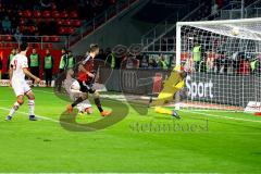 1. Bundesliga - Fußball - FC Ingolstadt 04 - 1. FC Köln - Lukas Hinterseer (16, FCI) schiesst das 1:0. Timo Horn (1, 1. FC Köln) ist chancenlos. Foto: Adalbert Michalik