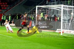 1. Bundesliga - Fußball - FC Ingolstadt 04 - 1. FC Köln - Lukas Hinterseer (16, FCI) schiesst das 1:0. Timo Horn (1, 1. FC Köln) und Dominic Maroh (5, 1. FC Köln) sind chancenlos. Foto: Adalbert Michalik