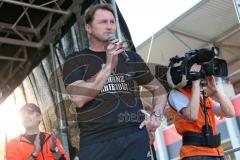 1. Bundesliga - Fußball - FC Ingolstadt 04 - FC Bayern München - Verabschiedung Saisonabschlußfest, Cheftrainer Ralph Hasenhüttl (FCI) kommt zu den Fans