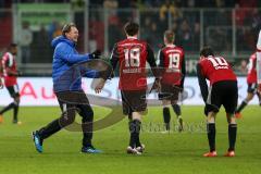 1. Bundesliga - Fußball - FC Ingolstadt 04 - 1. FSV Mainz 05 - Spiel ist aus, 1:0 Sieg Cheftrainer Ralph Hasenhüttl (FCI) freut sich, rennt auf das Feld zu Romain Brégerie (18, FCI)