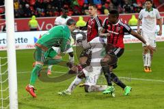 1. Bundesliga - Fußball - FC Ingolstadt 04 - SV Werder Bremen - Torwart Ramazan Özcan (1, FCI) hält den Ball vor Anthony Ujah (21, SV Werder Bremen) fest. Roger de Oliveira Bernardo (8, FCI) und Benjamin Hübner (5, FCI) helfen.