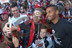 1. Bundesliga - Fußball - FC Ingolstadt 04 - FC Bayern München - Verabschiedung Saisonabschlußfest, Fahnen Schals Jubel Choreo, Autogramme Selfies Marvin Matip (34, FCI)