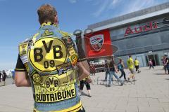 1. Bundesliga - Fußball - FC Ingolstadt 04 - Borussia Dortmund - BVB Fan vor dem Sportpark