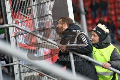 1. Bundesliga - Fußball - FC Ingolstadt 04 - FC Augsburg - Moritz Hartmann (9, FCI) geht zu den Fans Sieg Jubel