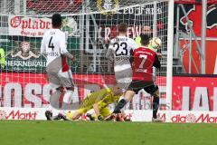 1. BL - Saison 2015/2016 - FC Ingolstadt 04 - Bayer 04 Leverkusen - Mathew Leckie (#7 FC Ingolstadt 04) mit einem Schuss aufs Tor - Leno Bernd Torwart Leverkusen -  Foto: Meyer Jürgen