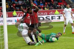 1. Bundesliga - Fußball - FC Ingolstadt 04 - SV Werder Bremen - Torwart Ramazan Özcan (1, FCI) hält den Ball vor Anthony Ujah (21, SV Werder Bremen) fest. Roger de Oliveira Bernardo (8, FCI) und Benjamin Hübner (5, FCI) helfen.